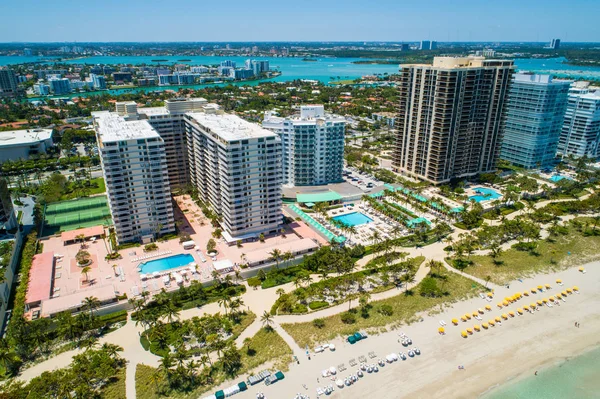 Condos Bord Mer Miami Parasols Dans Sable — Photo