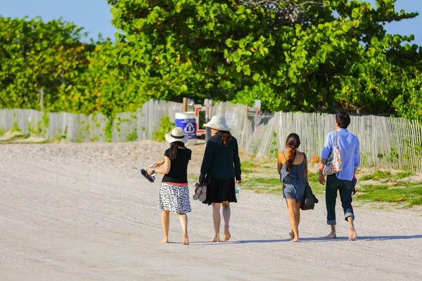 Miami Beach Eua Abril 2018 Imagem Turistas Estrangeiros Andando Descalços — Fotografia de Stock