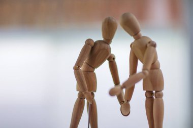 Sanatçılar heykelcik manken çift elele