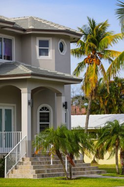 Lüks Güney Florida evinde yeşil palmiye ağaçları ve peyzaj