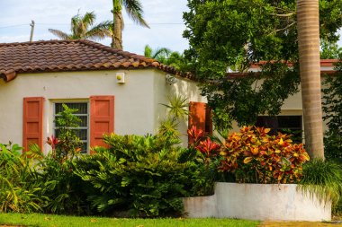 Tipik Güney Florida tek bir aile ev bahçe ile görüntü