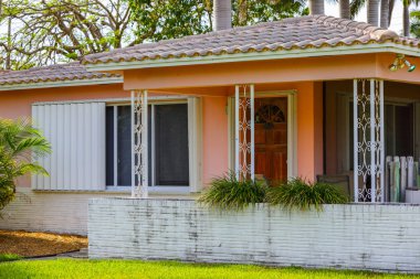 Görüntü bir pembe Florida ev varil kiremit ve veranda