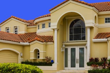 Mavi gökyüzü ile lüks tek aile ev konak