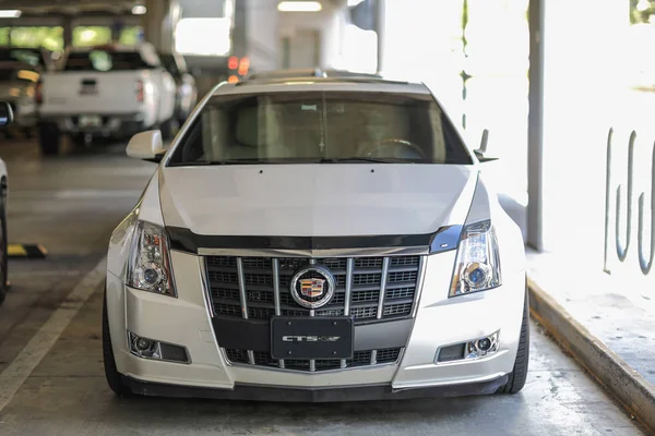 Vue de face d'une voiture de sport CTS-V Cadillac — Photo