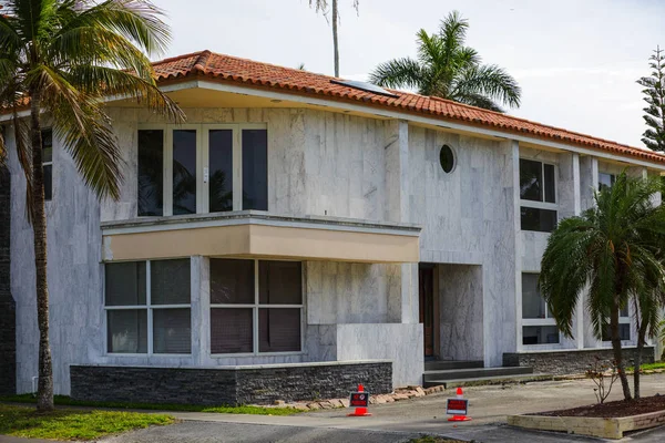 Oude luxe huis verlaten in Florida afscherming — Stockfoto