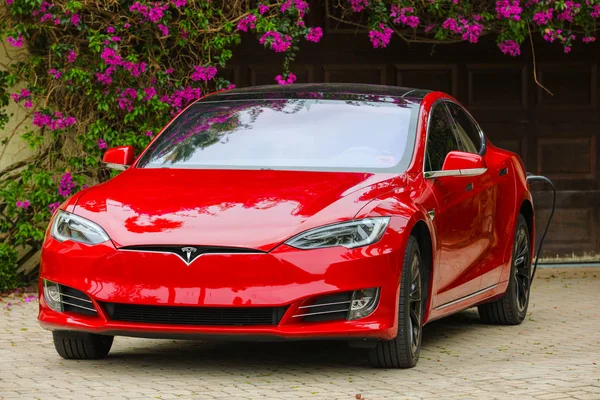 Зарядка Tesla Model S дома — стоковое фото