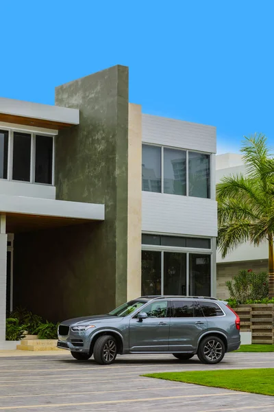 Casa de luxo com novo SUV estacionado na entrada — Fotografia de Stock