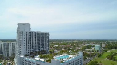 Hava yaklaşım çatı katındaki yüzme havuzu apartman