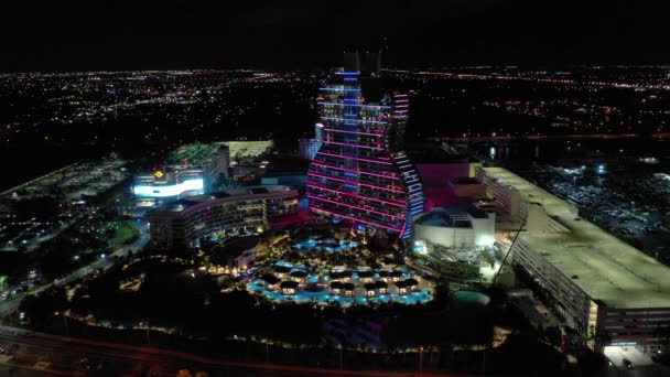 Aerial Night Static Footage Seminole Hard Rock Kasyno Gitara Kształt — Wideo stockowe