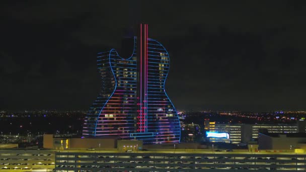 Hard Rock Forma Guitarra Hotel Seminole Casino Noche Plano Aéreo — Vídeos de Stock