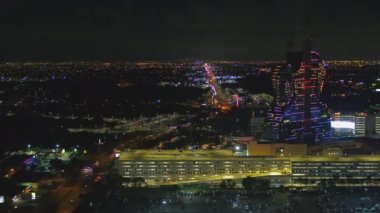 Gece görüntüleri Seminole Hard Rock Kumarhanesi ve gitar şekilli otel