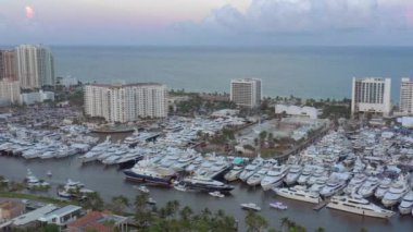  Fort Lauderdale yat ve tekne fuarının hava görüntüsü 4K