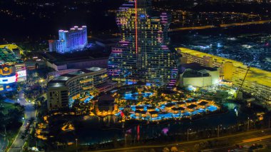 Hava gece görüntüsü Seminole Hard Rock gitar biçimli otel