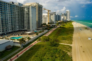 Hava fotoğrafı Miami Beach Atlantic Greenway bisiklet yolu geçidi.