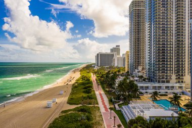 Hava manzaralı Miami Beach Atlantic Greenway bisiklet yolu