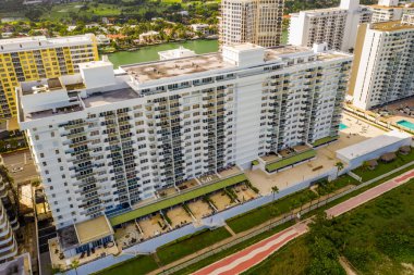 Ocean Pavilion Apartmanı, Miami Beach Fl 'de hava aracı ile vuruldu.