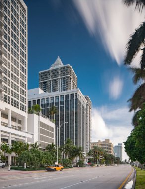 Miami Sahili güney manzaralı Collins Bulvarı 'nın aşağısında