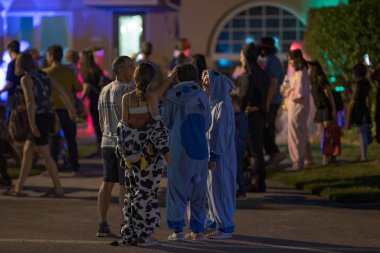 Cadılar Bayramı 'nda aileler giyinir.