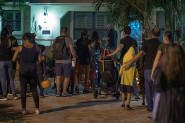 Cadılar Bayramı insanları için sokaklarda şeker mi şaka mı?