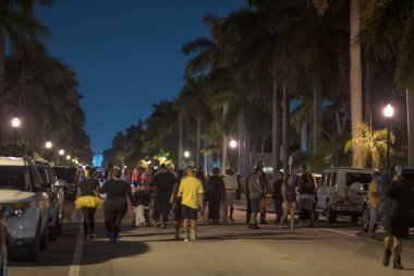 Cadılar Bayramı için şeker mi şaka mı kalabalığı