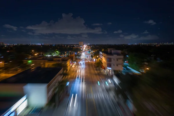 Foto aérea de exposición larga de drones con desenfoque de movimiento volando sobre tr —  Fotos de Stock