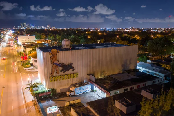 Noite foto aérea Coppertone publicidade em um edifício Miami M — Fotografia de Stock