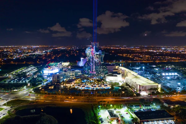 Luchtfoto 's van de nacht Seminole Hard Rock Casino laserlichten — Stockfoto