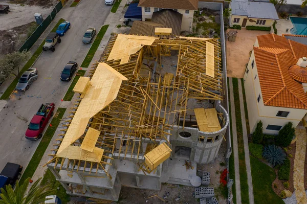 Lüks bir beton evde çatı inşaatının havadan çekilmiş fotoğrafı. — Stok fotoğraf