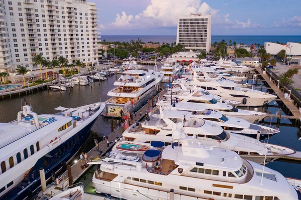 Luxus jachtok eladó a Fort Lauderdale hajó show 2019 — Stock Fotó