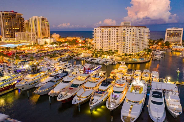 Yachten im Wert von mehreren Millionen Dollar in Fort Lauderdale — Stockfoto