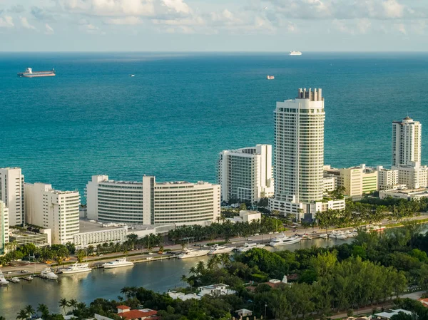 Fotografia aérea Miami Beach Fontainebleau Hotel resort no oceano — Fotografia de Stock