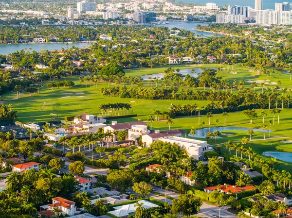 Фото с воздуха Miami Beach La Gorce Поле для гольфа загородного клуба приземляется — стоковое фото