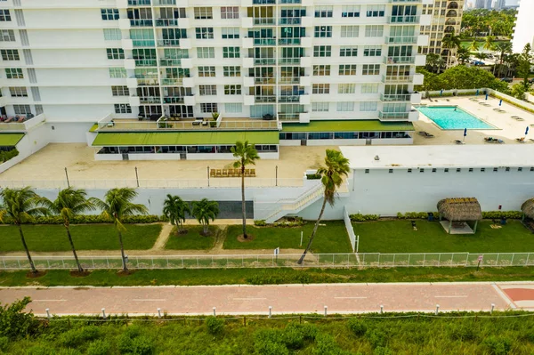 Hava fotoğrafı Miami Beach Atlantic Greenway bisiklet yolu geçidi. — Stok fotoğraf