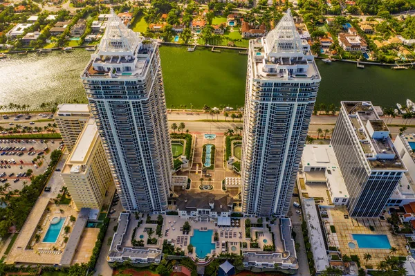 Flygfoto ovanför Blue and Green Diamond Condominiums Miami — Stockfoto