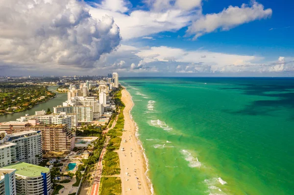 Luchtfoto drone Miami Beach Oceanfront flatgebouwen reizen de — Stockfoto