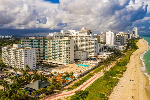 Luchtfoto drone Miami Beach Oceanfront flatgebouwen reizen de — Stockfoto