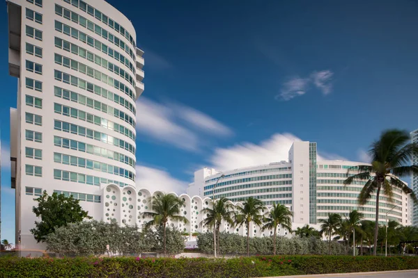 Fontainebleau Hotel Miami Beach bonita escena colorida — Foto de Stock