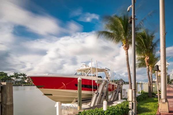 Båt på en hiss Miami Beach lång exponering rörelse oskärpa — Stockfoto