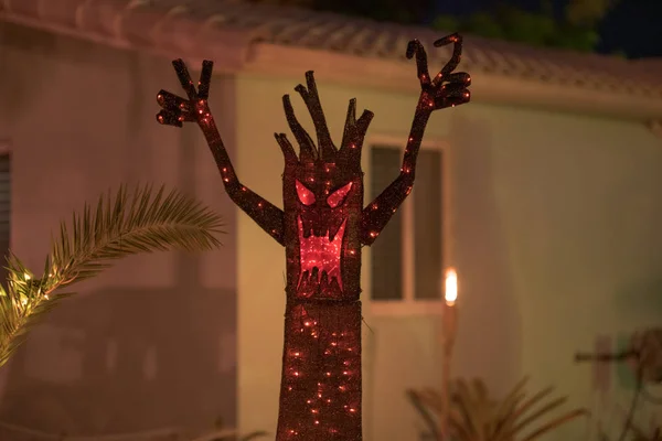 Страшное украшение на Хэллоуин у дома ночью — стоковое фото