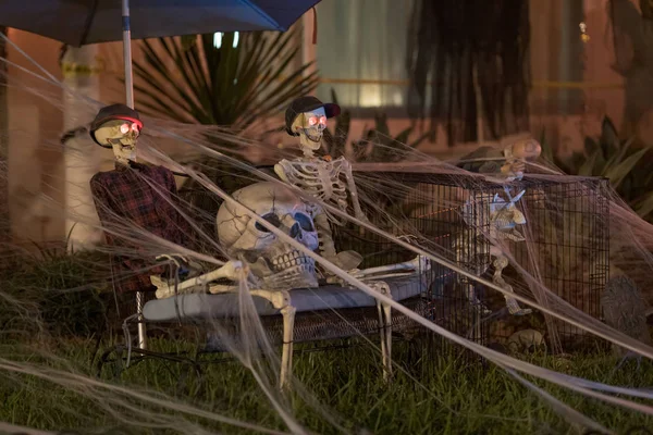 Skeletten en spinnenwebben Halloween vakantie nacht — Stockfoto