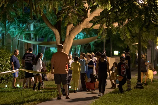 Multidões se reunindo para enganar ou tratar o Halloween Fotos De Bancos De Imagens