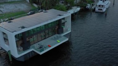  Arkup Yeni Nesil Yüzen Ev, hava aracı Fort Lauderdale Florida Usa ile vuruldu.