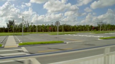 Yeni yapılmış bir otoparkın hareket videosu