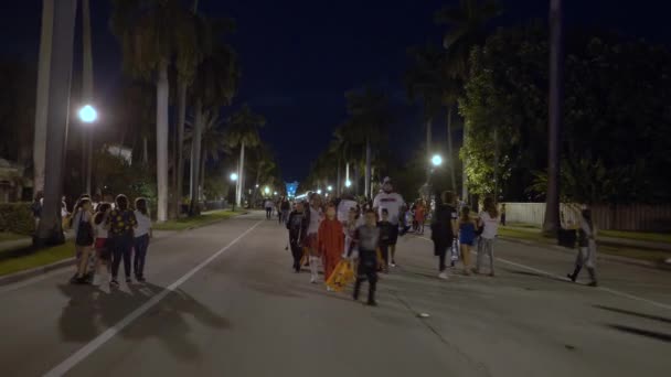 Filmagem Movimento Noturno Truque Halloween Tratar Pessoas Caminhando Para Casas — Vídeo de Stock
