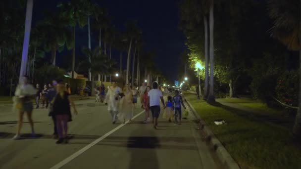 Gente Engaña Trata Noche Halloween Hollywood Florida Harrison Street Filmado — Vídeo de stock