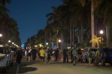 İnsanlar gece mahallede şeker mi şaka mı oynarlar.