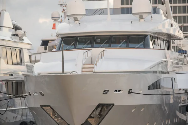 Vista frontal de um super iate de luxo Fort Lauderdale Boat Show — Fotografia de Stock