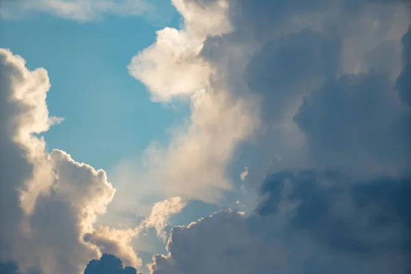 푸른 하늘에 뿌연 먹구름 — 스톡 사진