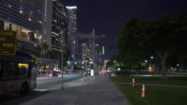 Otobüs gece durakta Miami 4K 'ye varıyor..