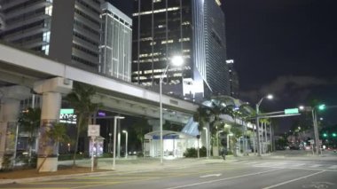 Miami Bayfront İstasyonu 'na gece tramvayı geliyor.